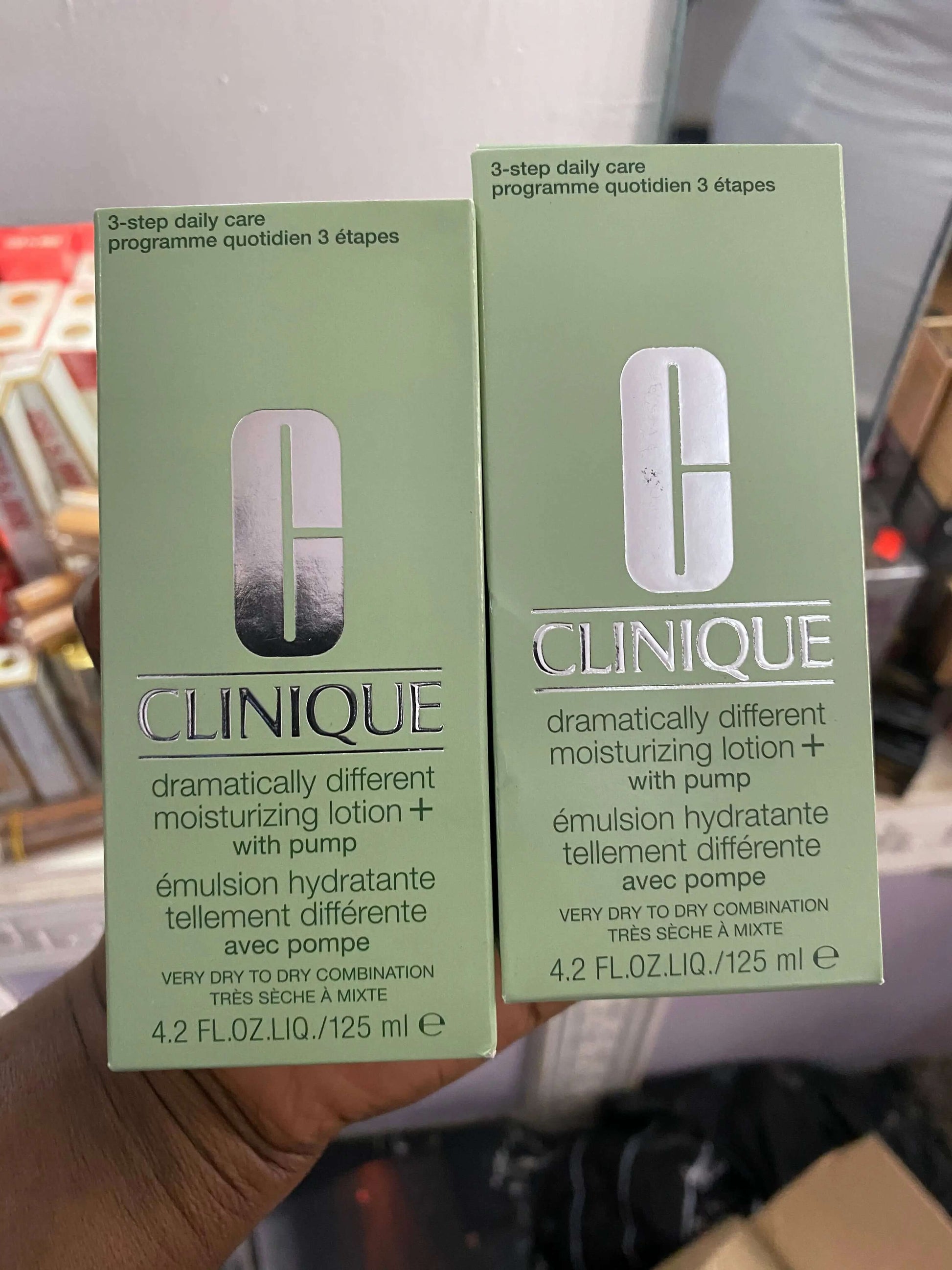 Clinique Dramatically Different Moisturizing Lotion with Pump - La Mimz Beauty & Fashion Store